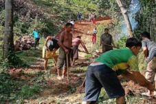 Gotong Royong Warga Tirongkotua Kabaena Benahi Jalan desa