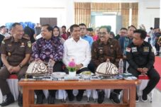 PJ Bupati Bombana, Edy Suharmanto (kaca mata) duduk berdampingan dengan Anggota DPRD RI Bahtra (kemeja putih) dengan Ketua BPK RI perwakilan provinsi Sultra, Dadek Nandemar (bating ungu) Wakil ketua DPRD Bombana Ardi dan Kajari Bombana