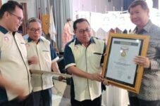 Prabowo Subianto Dapat Pin Emas dari SMSI: Integritas dalam Demokrasi