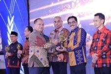 Pemkab Bombana Terima 2 Sultra Awards Kendari Pos 2024