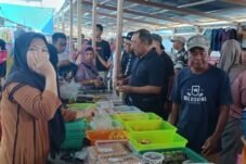 Burhanuddin Blusukan ke Pasar Bopinang Disambut Riah Para Pedagang