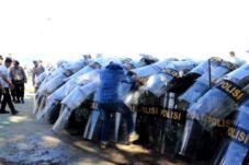 Antisipasi Aksi Massa, TNI-POLRI Gelar Simulasi Penanggulangan di Kantor KPUD Bombana