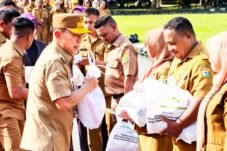 Hari Ketiga Ramadhan, Gubernur ASR Bagikan 150.000 Paket Sembako untuk Warga Sultra