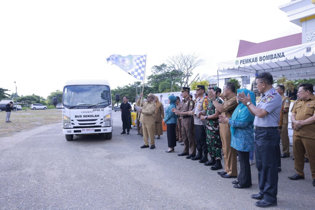 Bupati Bombana Luncurkan Bus Gratis untuk Pelajar 4