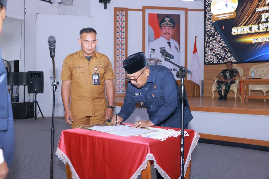 Ir. Syahrun Resmi Jabat Penjabat Sekda Bombana, Burhanuddin: Jadilah Jangkar Birokrasi yang Tangguh 4