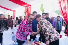Bupati Burhanuddin Terima BIK Award 2025, Bombana Dinilai Penggerak Literasi Keuangan Teraktif 9