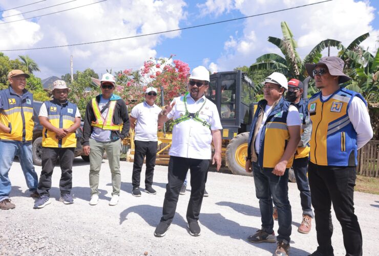 Burhanuddin Tinjau Pengerjaan Jalan di Pulau Kabaena: “Tahun Ini Tak Ada Lagi Jalan Berlubang” 1
