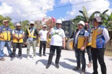 Burhanuddin Tinjau Pengerjaan Jalan di Pulau Kabaena: “Tahun Ini Tak Ada Lagi Jalan Berlubang”