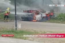Detik-detik Mobil Sigra Terbakar Hebat, Kepanikan Warga Terekam Kamera
